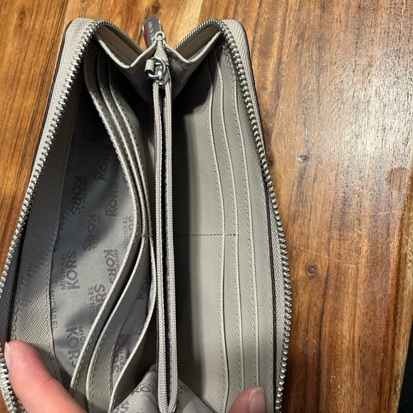 Grey Michael Kors wallet! Like new! - Picture 4 of 6
